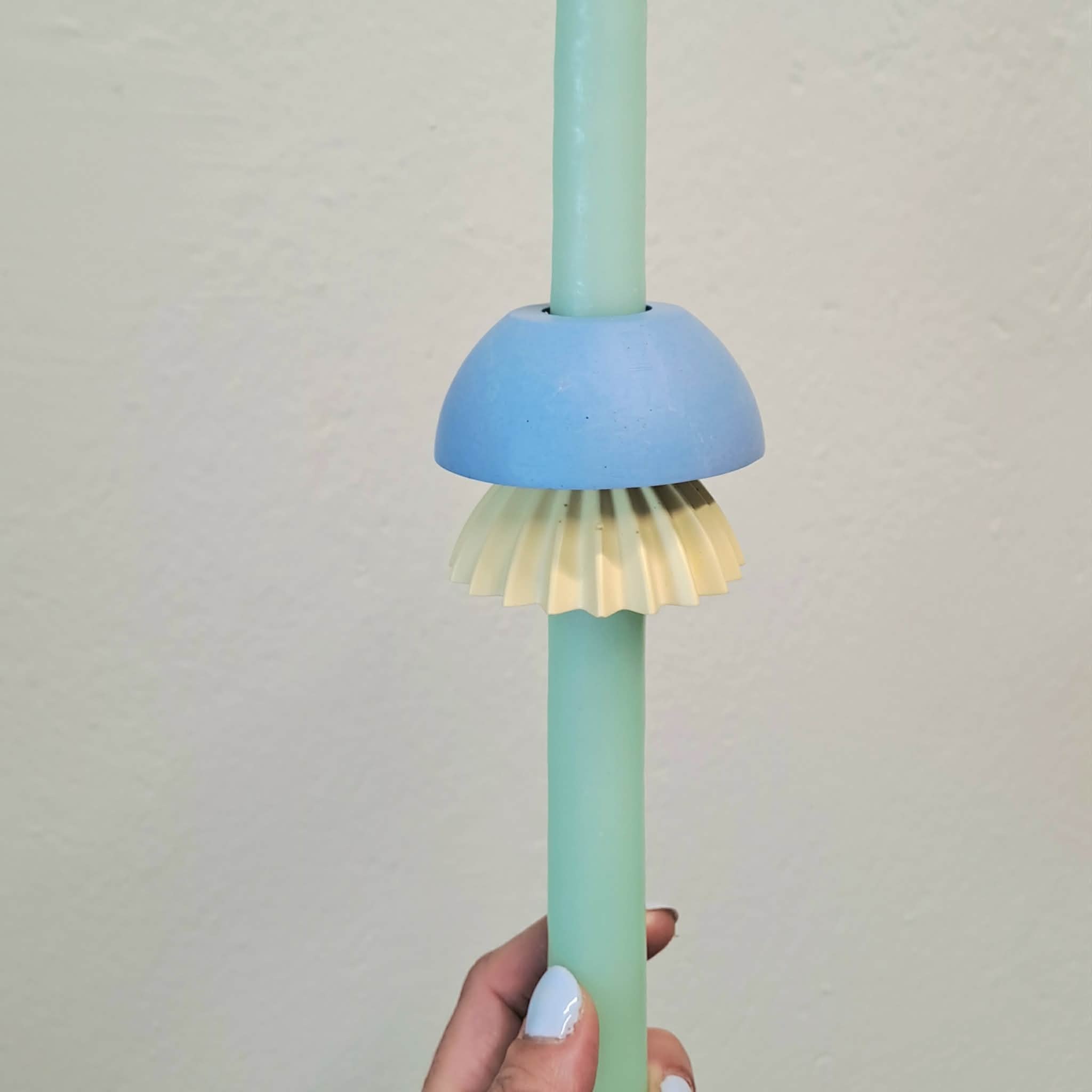 Λαμπάδα με χειροποίητα στοιχεία σε χρώματα γαλάζιο και κίτρινο, λεπτομέρεια