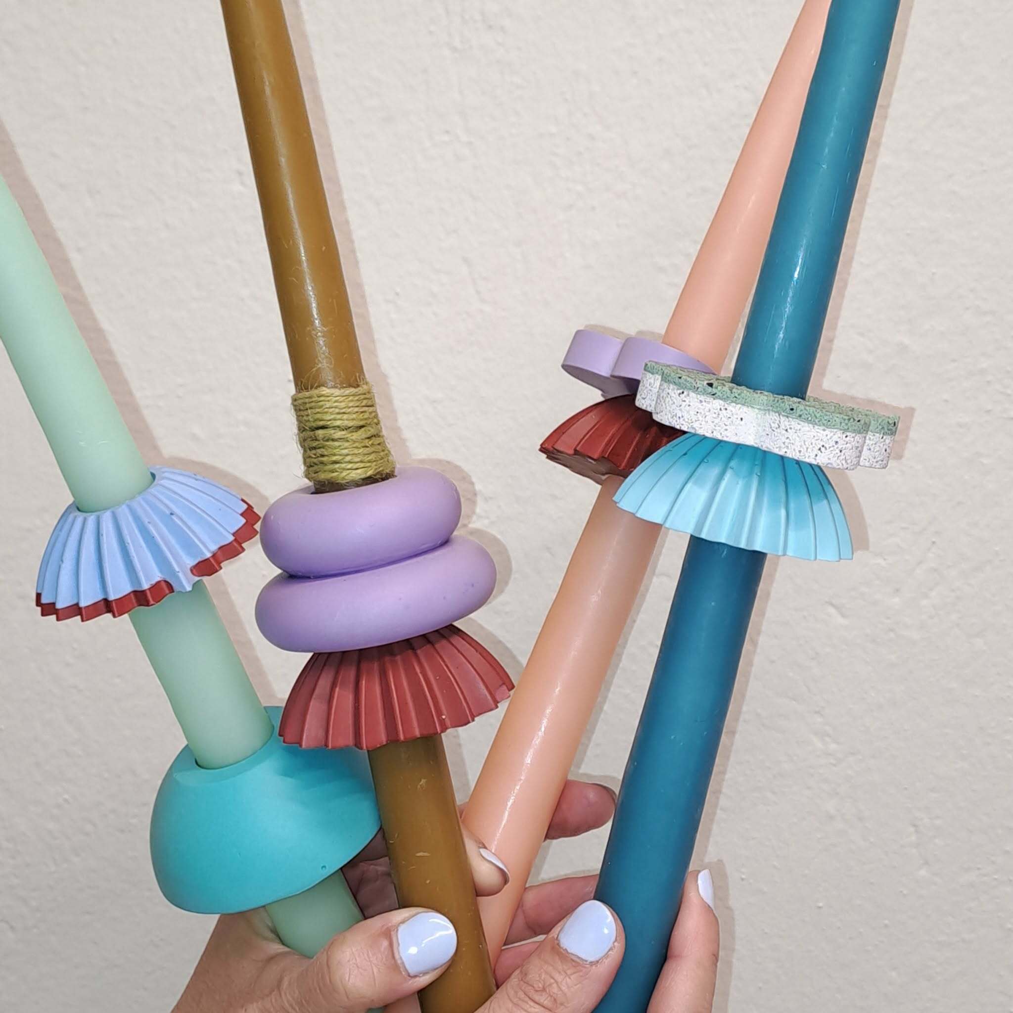 Λαμπάδες πασχαλινές με στοιχεία από ρητίνη