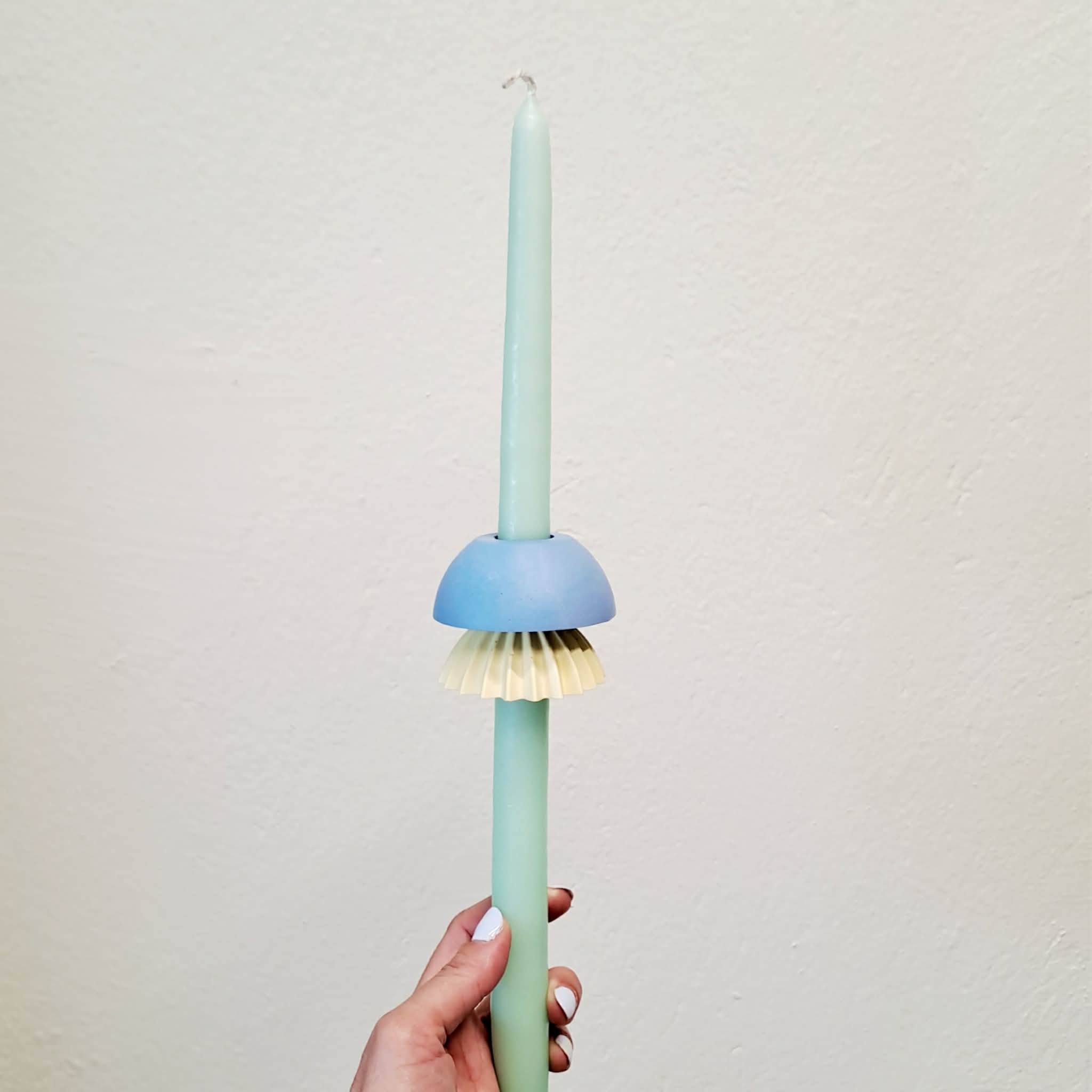 Λαμπάδα με χειροποίητα στοιχεία σε χρώματα γαλάζιο και κίτρινο