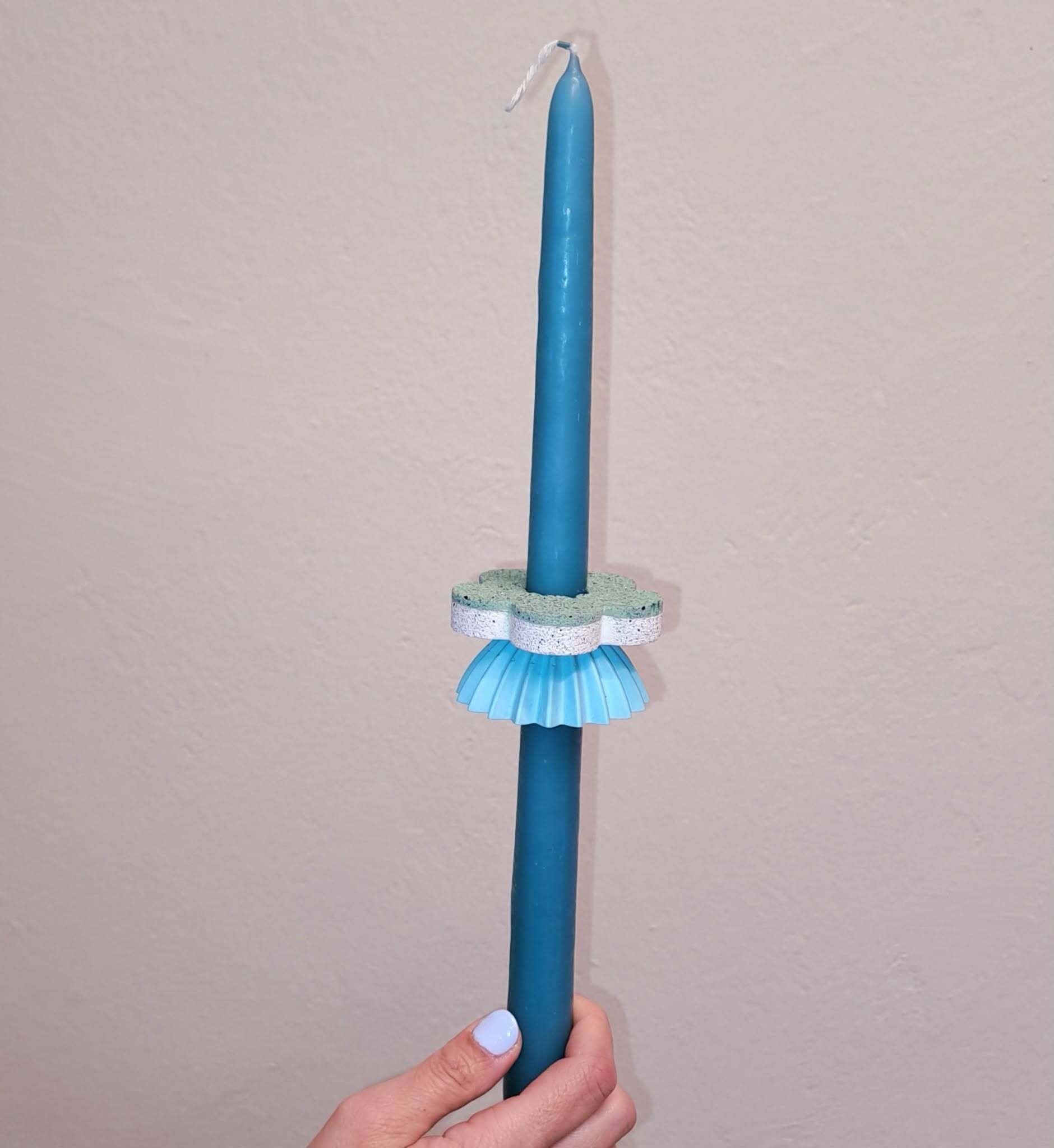 Λαμπάδα σε μπλε χρώμα με διακοσμητικά στοιχεία σε χρώματα της θάλασσας