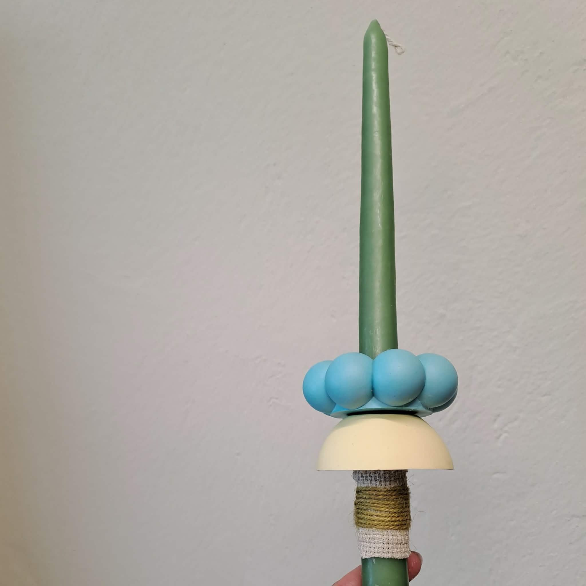 Λαμπάδα με χειροποίητα στοιχεία σε χρώματα γαλάζιο και κίτρινο, λεπτομέρεια