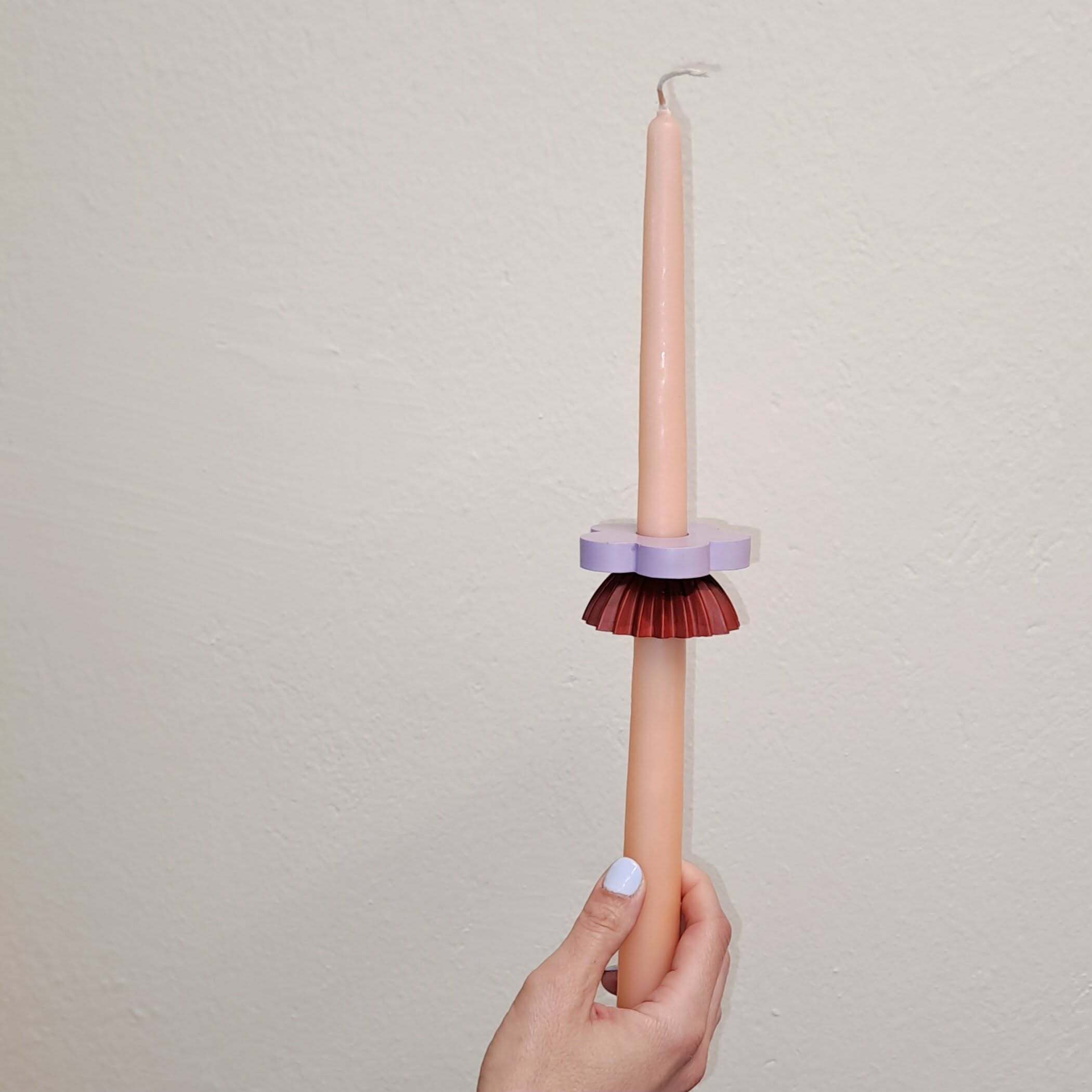 Λαμπάδα σε απαλό κοραλί χρώμα με στοιχεία σε χρώματα λιλά και τερακότα