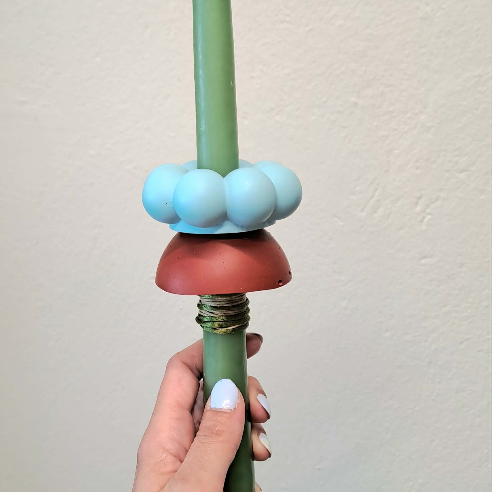 Λαμπάδα με χειροποίητα στοιχεία σε χρώματα γαλάζιο και τερακότα, λεπτομέρεια