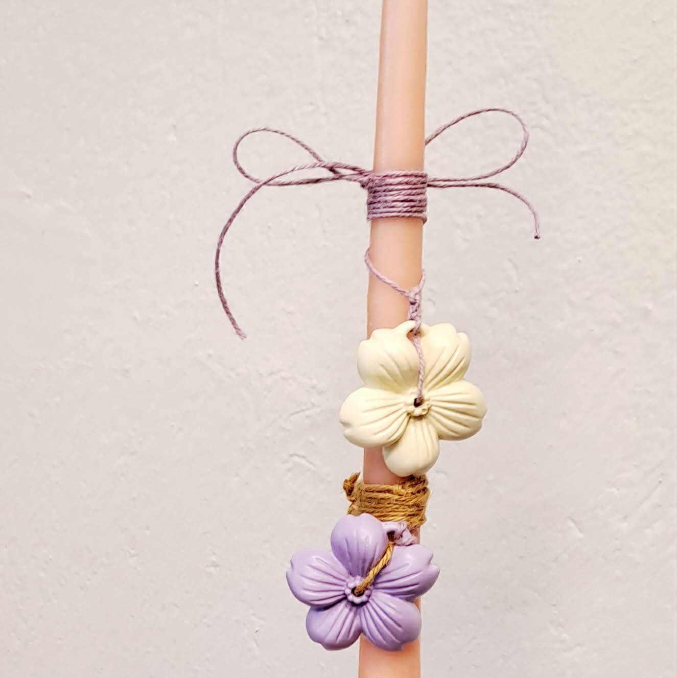 Πασχαλινή λαμπάδα κοραλί με χειροποίητα λουλούδια σε λεμονί και λιλά χρώμα, λεπτομέρεια