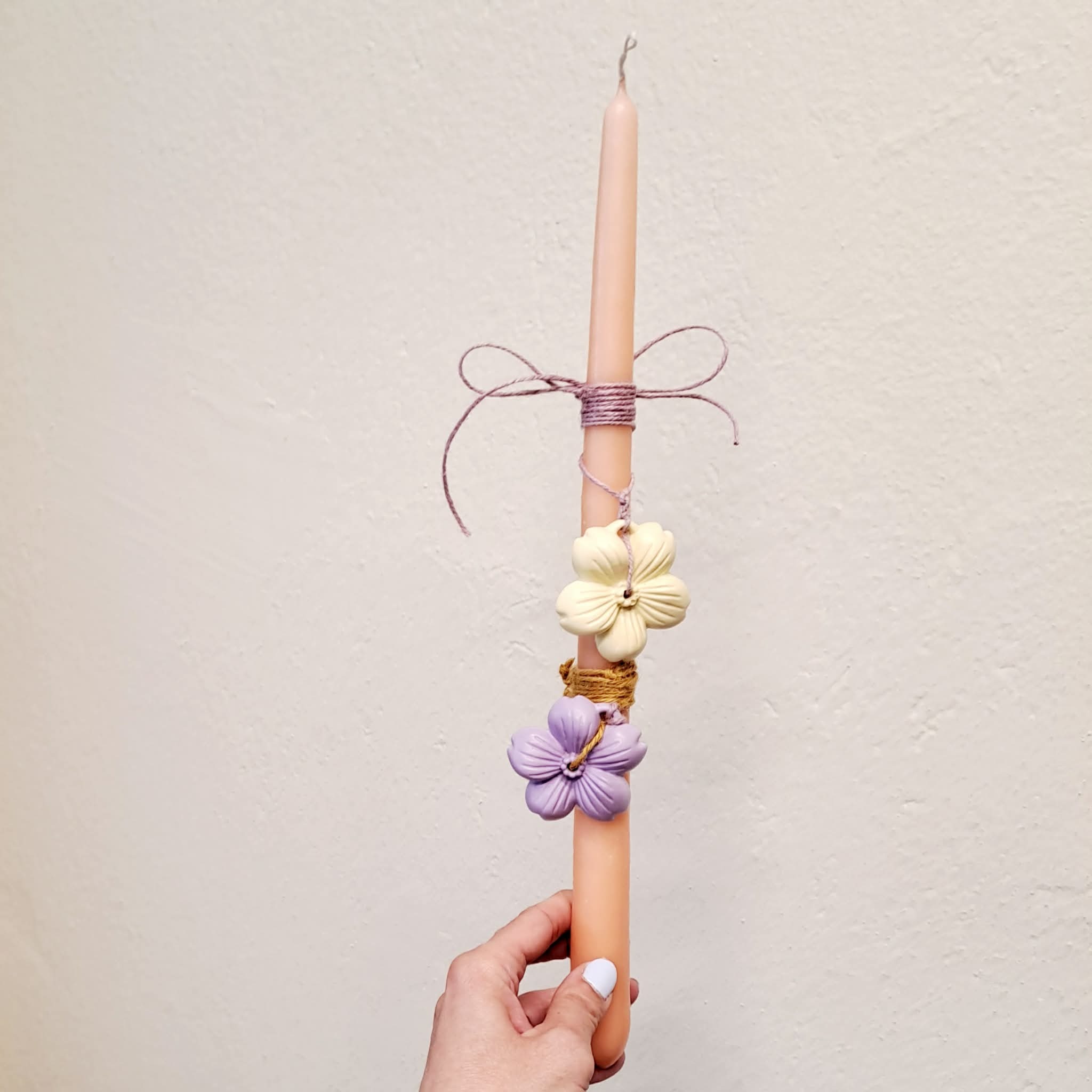 Πασχαλινή λαμπάδα κοραλί με χειροποίητα λουλούδια σε λεμονί και λιλά χρώμα, λεπτομέρεια