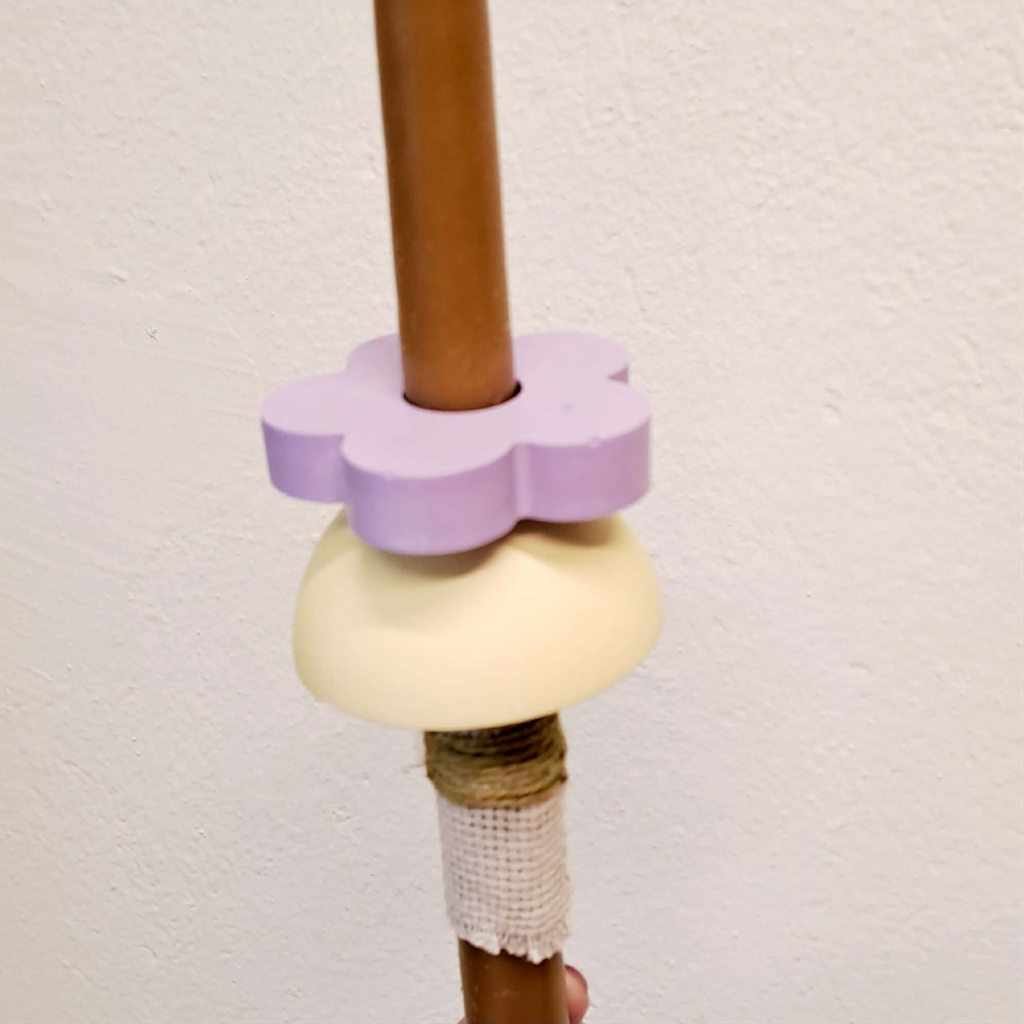 Πασχαλινή λαμπάδα από μελισσοκέρι με χειροποίητα στοιχεία λεμονί και λιλά, λεπτομέρεια