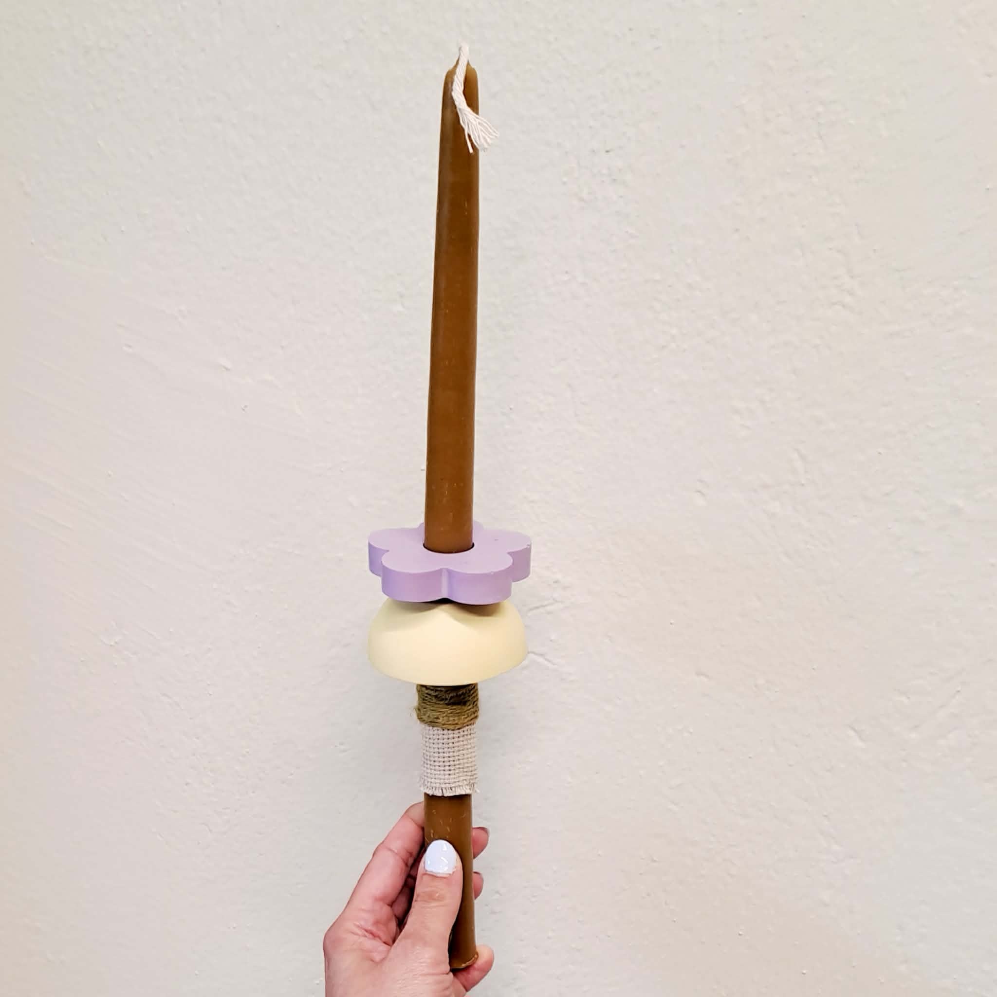 Πασχαλινή λαμπάδα από μελισσοκέρι με χειροποίητα στοιχεία λεμονί και λιλά