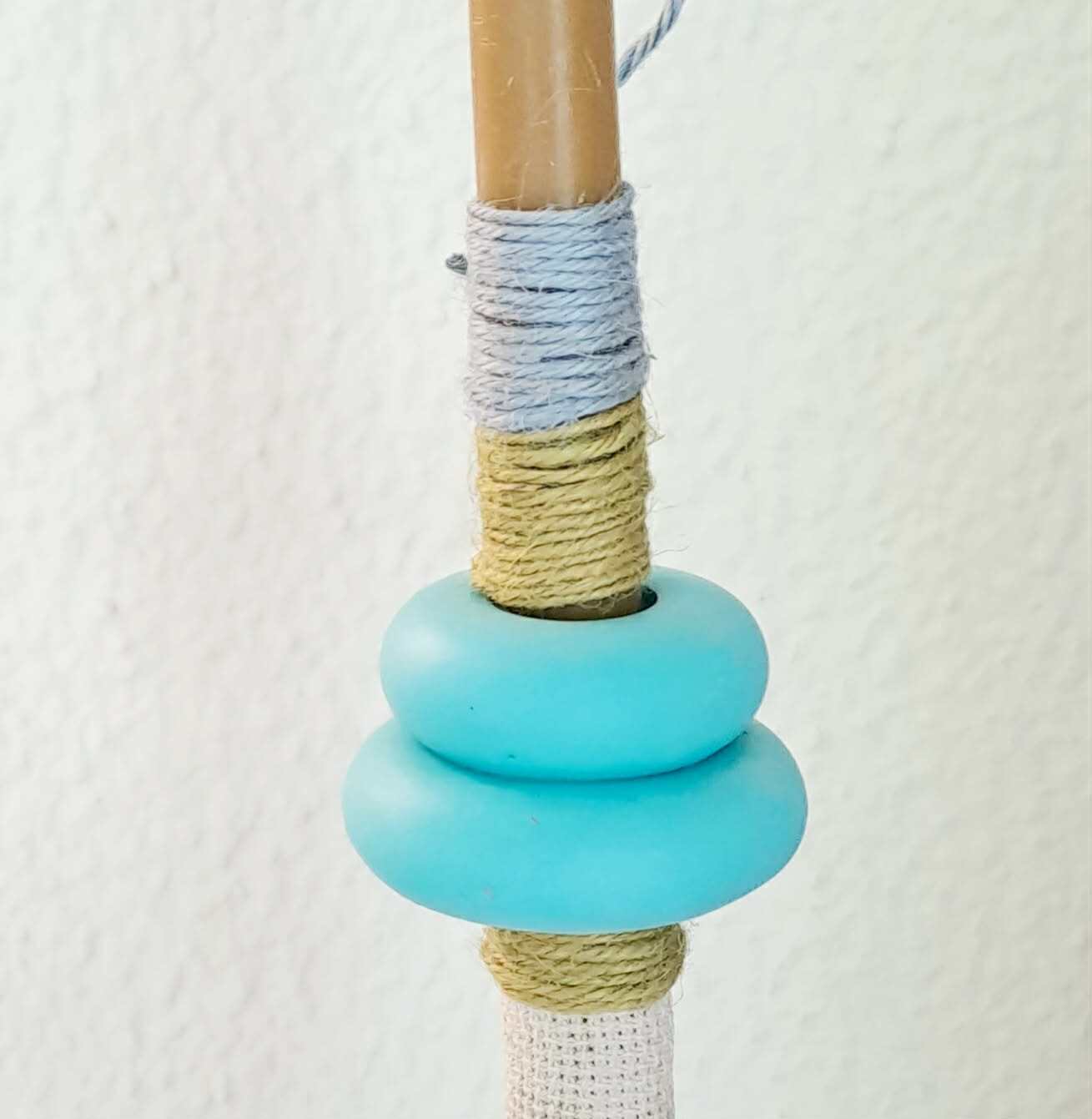 Πασχαλινή λαμπάδα από μελισσοκέρι με χειροποίητα γαλάζιο στοιχείο και σχοινιά, λεπτομέρεια