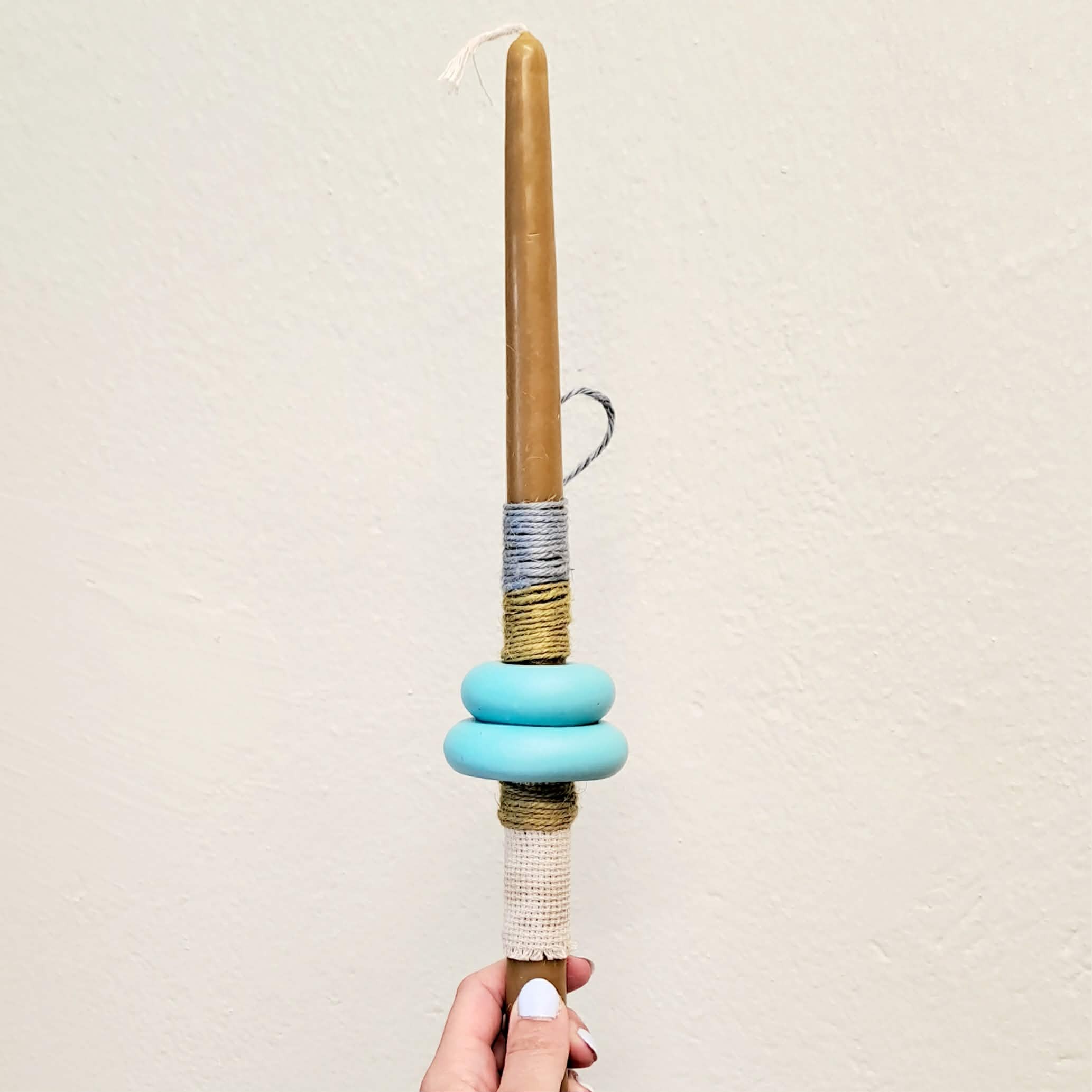 Πασχαλινή λαμπάδα από μελισσοκέρι με χειροποίητα γαλάζιο στοιχείο και σχοινιά, λεπτομέρεια